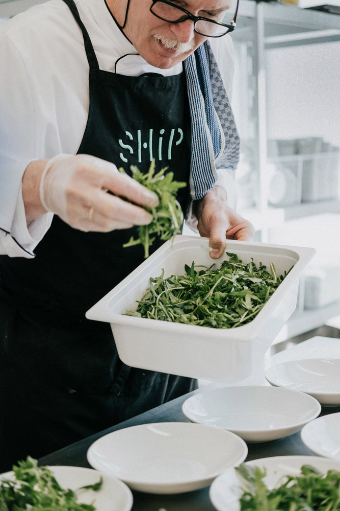 Chefkoch bereitet Salate zu